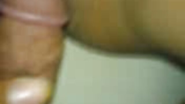 दुई मंत्रमुग्ध गोरा लेस्बियनहरू भाइब्रेटरले एकअर्काको योनीमा गुदगुदी गर्छन्